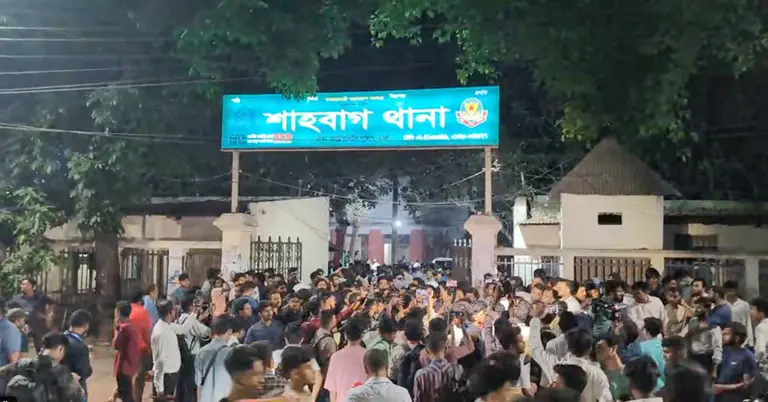 শাহবাগ থানার সামনে ছাত্রদল-ছাত্রশিবির